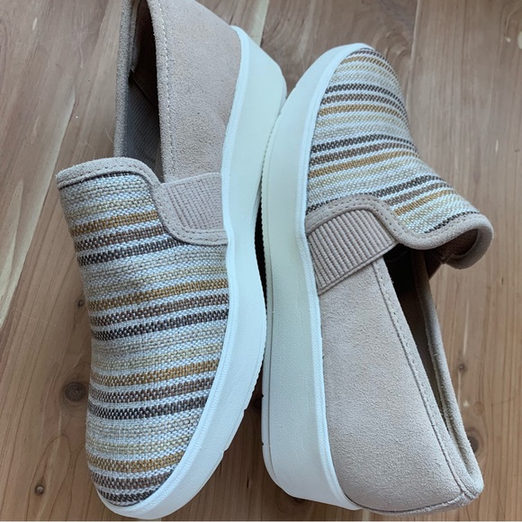 Clarks Collection Double Gore Slip Ons - Picture 3 of 9